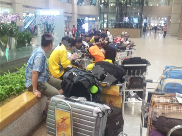 韩国仁川机场出关等待韩国老师中