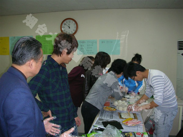 教授教留学生做紫菜包饭