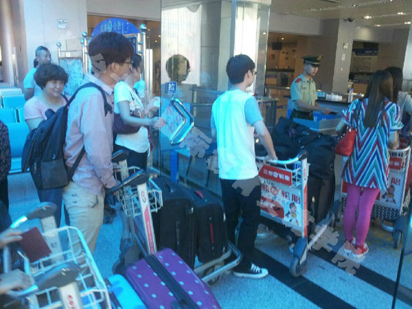 2013年9月赴韩留学学生烟台机场通关中