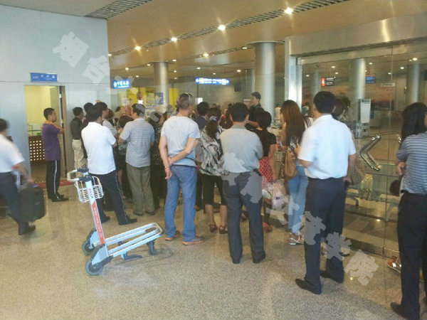 学生家长目送学生机场入关