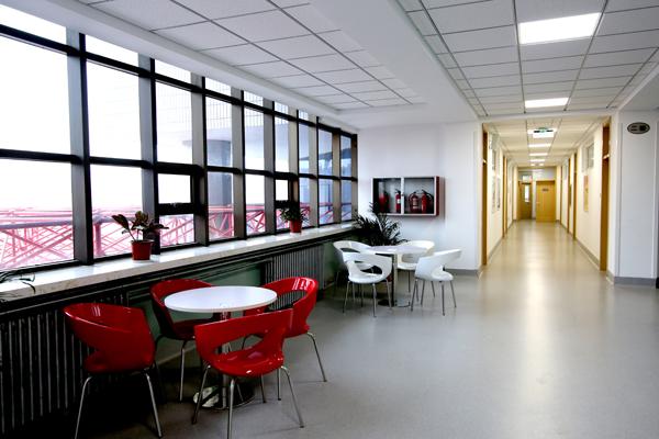 教学楼休息区及走廊剪影