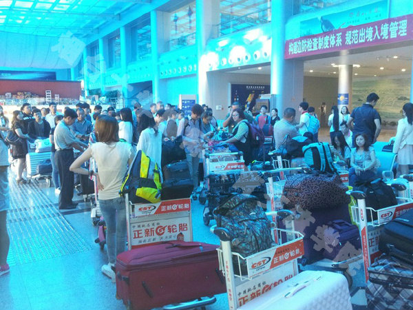 赴韩学生烟台机场等待入关