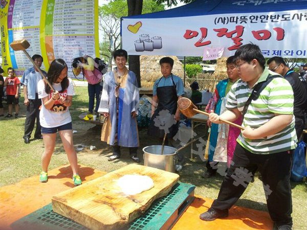 体验打糕的制作