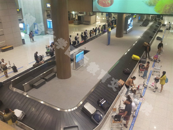 韩国仁川机场学生等待行李中