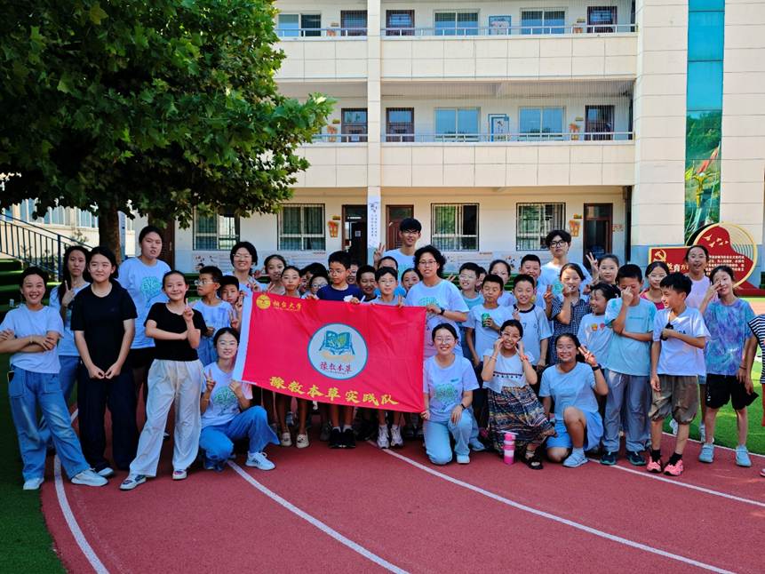 一群人站在建筑前  AI 生成的内容可能不正确。